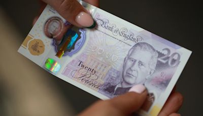 Entran en circulación los nuevos billetes británicos con la figura del rey Carlos III