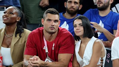 Florent Manaudou : après ses exploits aux JO 2024, il se détend en gradins avec sa compagne Lola