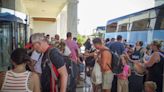 Miles de turistas llegan al aeropuerto de Rodas para escapar del fuego