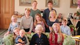 英女王97歲生忌 王室發布未曝光照片 英女王與孫兒曾孫精神奕奕合照