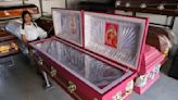 La fiebre de Barbie llega hasta una funeraria de El Salvador que lanza ataúdes color rosa brillante