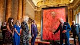 Retrato do Rei Charles III: como e por que o quadro real é banhado em simbolismo