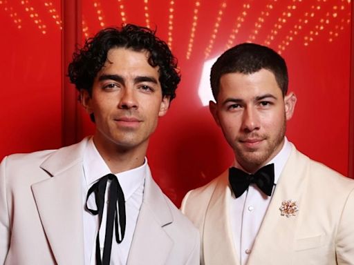 Nick Jonas y Joe Jonas brillan en Cannes con su elegancia