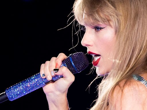 Taylor Swift didn't 'give a warning sign' for this acoustic set song in Warsaw