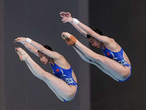 5 unreal Olympic synchronized diving photos, including Team USA's Cook and Bacon