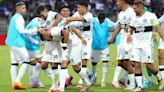 La Nación / Olimpia, jugando a lo campeón, gana y se aleja en la cima