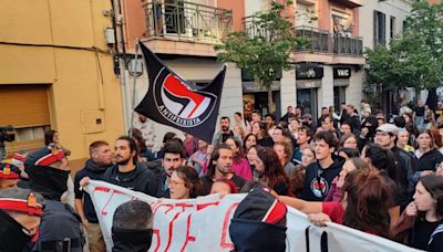 Un centenar de personas protesta contra un acto de Vox en Sant Cugat del Vallès (Barcelona)