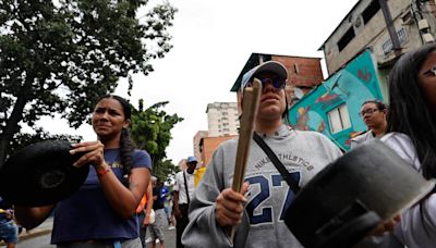 Con cacerolazos y marchas, venezolanos protestan por reelección de Maduro