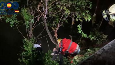 El angustioso rescate de una mujer tras caerse desde un terraplén al río Arga de Pamplona