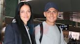 Las emotivas fotos de Oriana Sabatini y Paulo Dybala al despedirse de sus familiares en Ezeiza