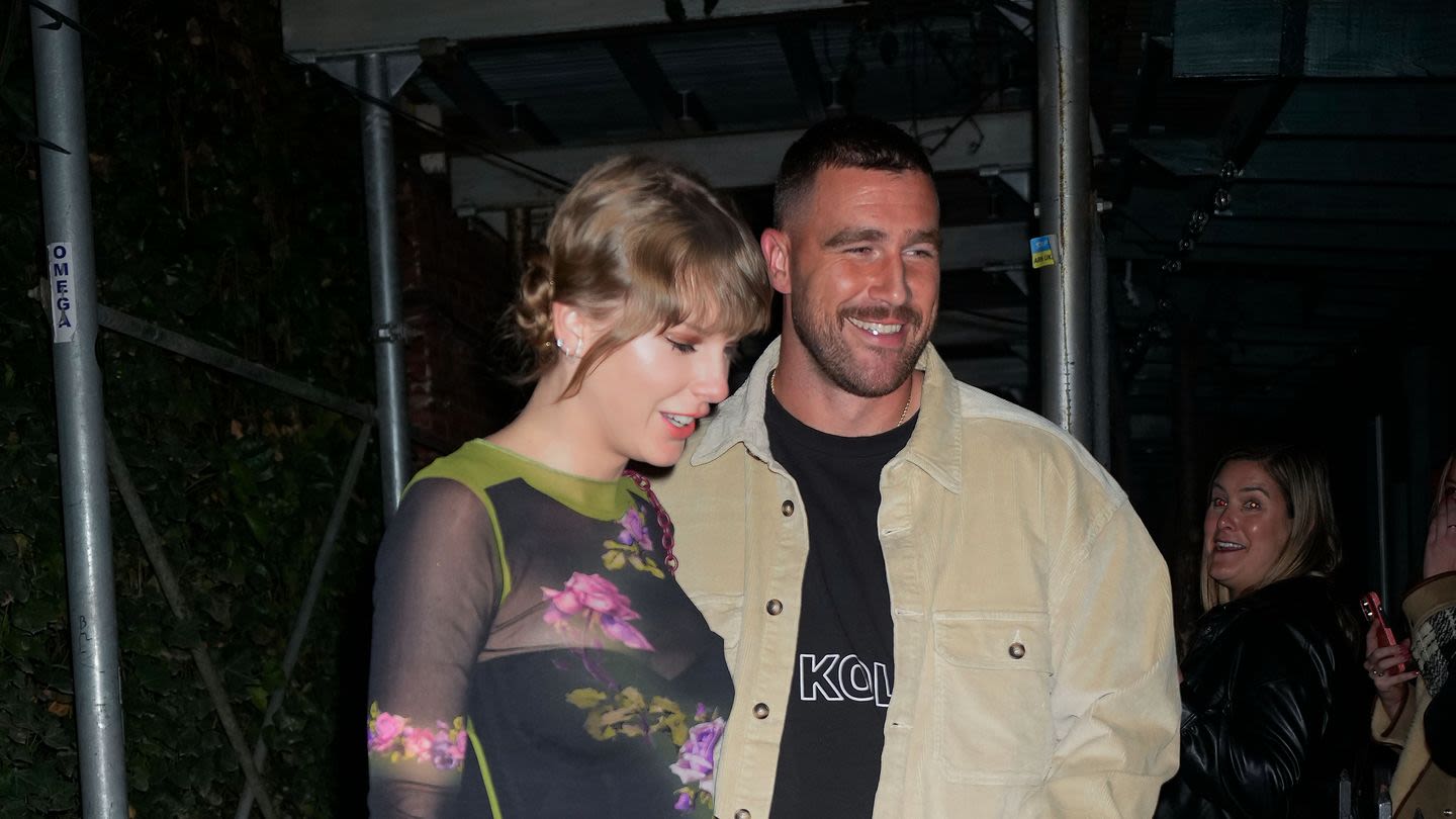 Taylor Swift & Travis Kelce Make A Solid Case For Sitting On The Same Side Of A Restaurant Booth