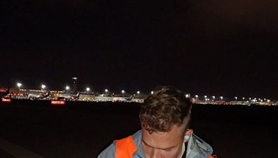 Activistas se pegan a la pista del aeropuerto alemán de Colonia/Bonn y bloquean el tráfico aéreo