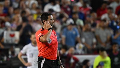 El VAR desfigura el fútbol y el ambiente pierde la paciencia