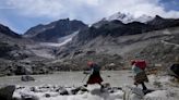 El oficio de las cholitas escaladoras de Bolivia se derrite al ritmo del deshielo de los glaciares