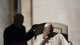 El papa Francisco autorizó a gays y trans a ser padrinos y testigos de bodas y bautismos