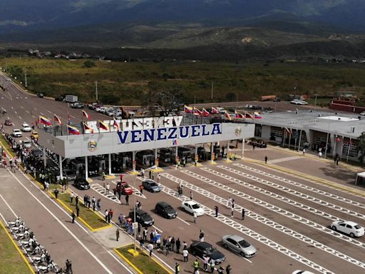 Colombia militarizó las fronteras con Venezuela, que mantiene pasos abiertos en medio de tensión electoral
