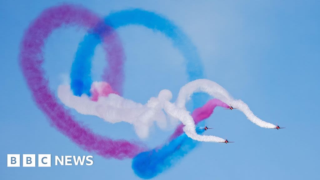 Red Arrows display tops Blackpool's weekend of aerobatics