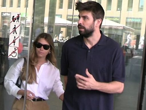 Gerard Piqué y Clara Chía, juntos y de la mano en el juicio de ella por acoso