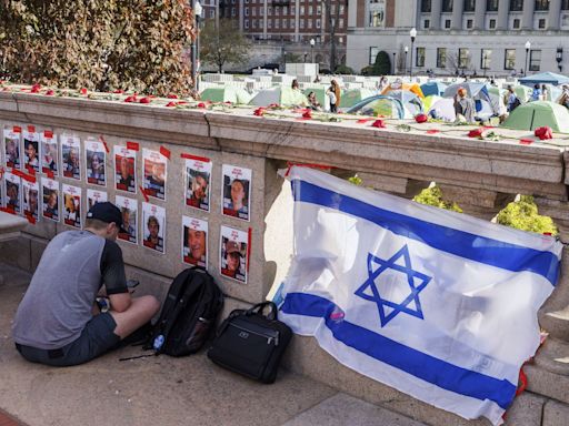 Estudiantes de la Universidad de Columbia colocan banderas de Israel frente a la sentada propalestina