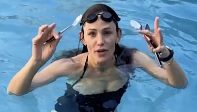 Jennifer Garner Plays ‘Pool, Spoons and Goggles’ Game with Her Kid: ‘My Recipe for a Good Time’