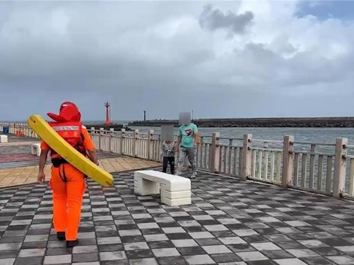 凱米吹9級強風掀3.3米巨浪 永安漁港觀浪遊客遭驅離