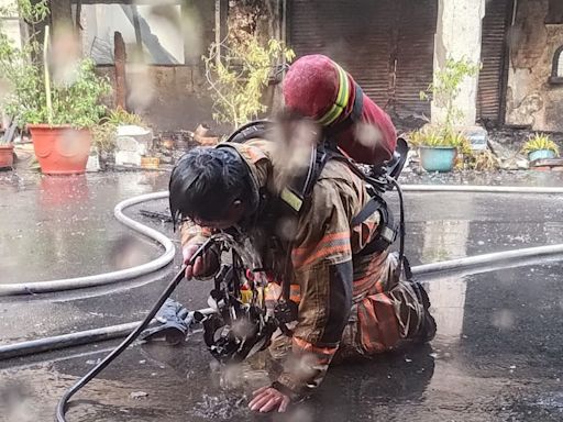 嘉義朴子火警燒毀榮昌戲院 打火英雄「跪地沖水降溫照」感動3.6萬人