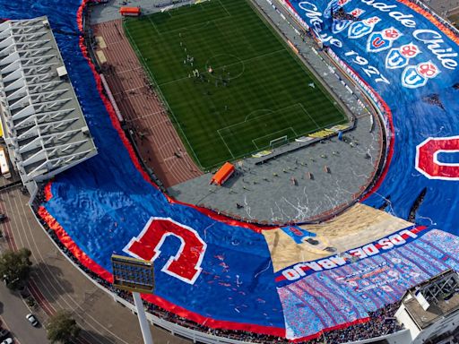 “Un trapo impresionante”: la bandera gigante de la U en el Superclásico ante Colo Colo impacta en Argentina - La Tercera