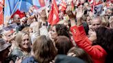 El PSOE logra una movilización en Ferraz que espera que sobreviva al lunes