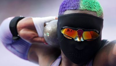 Why did Olympic shot putter Raven Saunders wear a mask while competing?