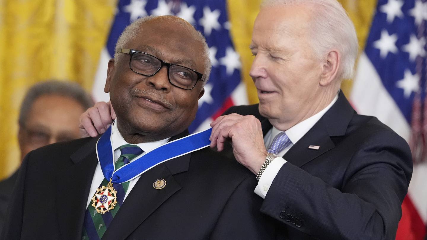 Biden awards the Presidential Medal of Freedom to 19 politicians, activists, athletes and others