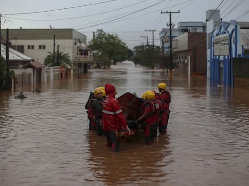 Desastre climático deja al menos 37 muertes en Brasil mientras el agua avanza