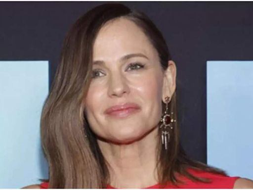 Jennifer Garner sings Madonna's 'Like a prayer' while being stuck in elevator | English Movie News - Times of India