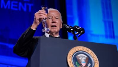 Joe Biden celebra a la prensa en la Casa Blanca mientras cientos de manifestantes critican su apoyo a Israel