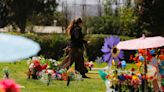 Más de 180 mil personas acudirán a los cementerios por el Día de la Madre en la RM: visitas superan al Día de Todos lo Santos - La Tercera