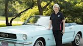 La increíble historia de la maestra que compró el primer Ford Mustang hace 60 años y nunca lo vendió