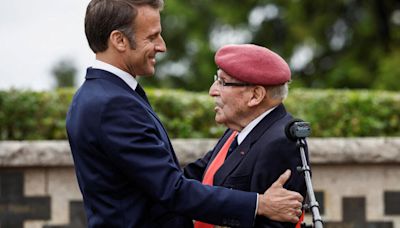 Commémorations du Débarquement : Emmanuel Macron loue "l'esprit de sacrifice" des vétérans