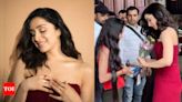 Watch: Shraddha Kapoor gorges on Jalebis offered by a fan, her down-to-earth behaviour wins the internet as VIDEO goes viral | Hindi Movie News - Times of India