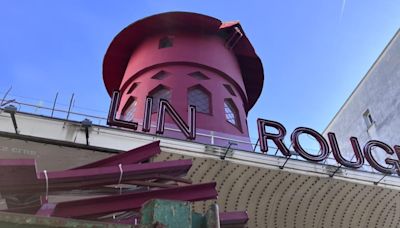 Caen las aspas del Moulin Rouge de París en plena noche