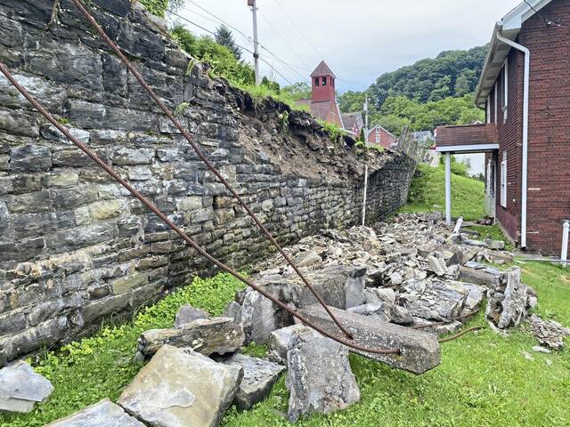 Wall collapse closes portion of street in Jeannette