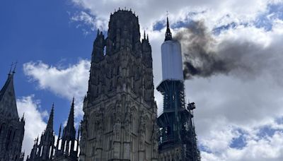 Conmoción en Francia: se incendió la famosa catedral de Notre-Dame de Rouen y ordenaron evacuar la zona