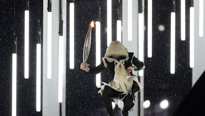 París 2024: ¿Quién es el enmascarado que llevó la antorcha de la ceremonia de los Juegos Olímpicos?