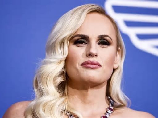 Rebel Wilson contó que alguien de la corona británica la llevó a una orgía donde repartían drogas en bandeja