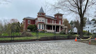 Bangor is updating sidewalk at Stephen King’s house after tourists trampled the grass