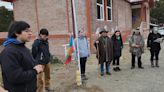 En más de 80 escuelas de Río Negro y Neuquén izaron la insignia mapuche durante la jura a la Bandera Nacional