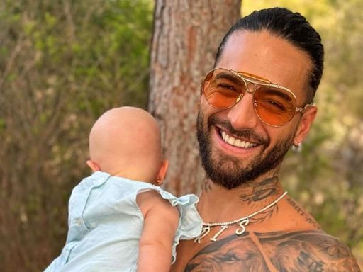 Maluma se convierte en el tierno estilista de su hija, Paris, para celebrar sus cuatro meses