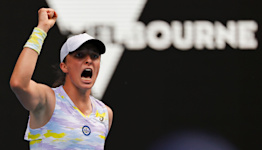 Iga Swiatek fights to set up Australian Open semi-final against Danielle Collins