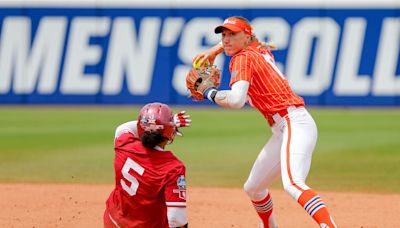 OU softball slugger Ella Parker collides with Florida's Skylar Wallace in WCWS semifinal