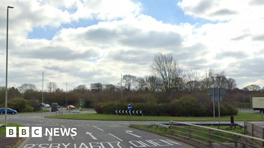 Driver dies after crash near Leicestershire roundabout