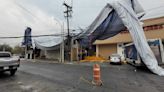 ¡Tinacos y lonas voladoras! Fuertes ráfagas de viento derrumban árboles en Nuevo León