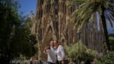 Miles de personas protestan contra el turismo excesivo en Barcelona, la ciudad española más visitada